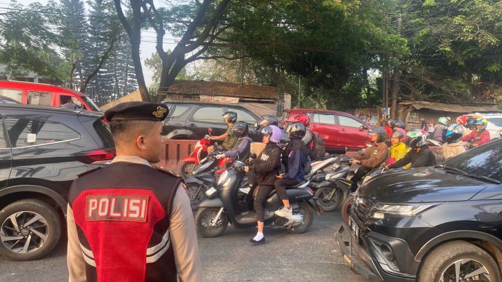 Anggota Turjawali Sat Samapta Polresta Tangerang Memberikan Pelayanan kepada masyarakat berupa pengaturan Lalulintas Di Pertigaan Welcome Park.