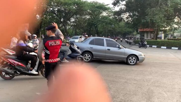 Anggota Sat Samapta Polresta Tangerang Memberikan Pelayanan kepada masyarakat berupa pengaturan Lalu Lintas di Depan Kawasan Millenium Industrial Etate.