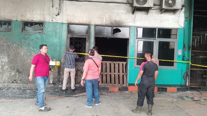 Anggota Identifikasi Pasang Garis Polisi di TKP Kebakaran Kawasan Industri Cogreg