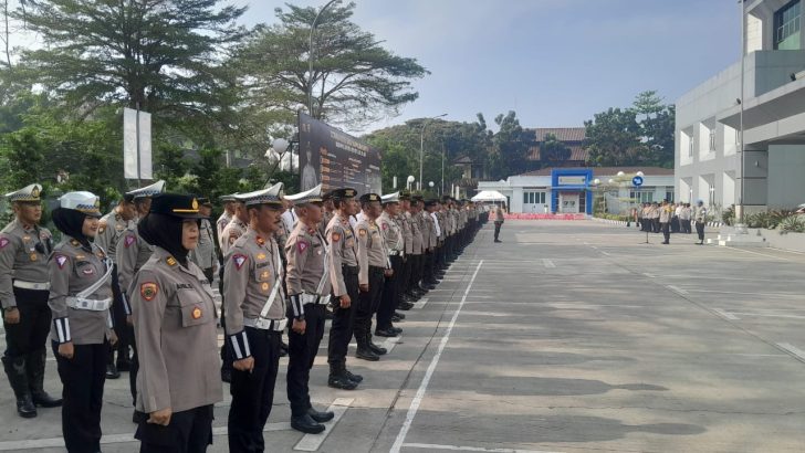 briptu desi melaksanakan apel