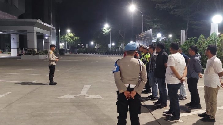 SIPROPAM MELAKSANAKAN PENGECEKAN APEL MALAM PIKET FUNGSI POLRESTA TANGERANG