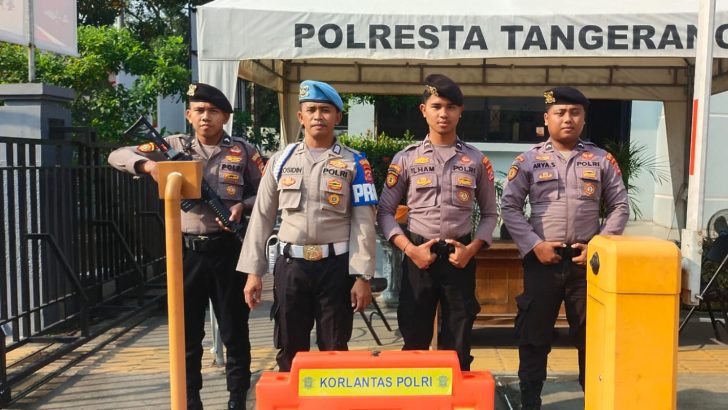 Pengecekan petugas penjagaan Mako Polresta Tangerang oleh Sipropam