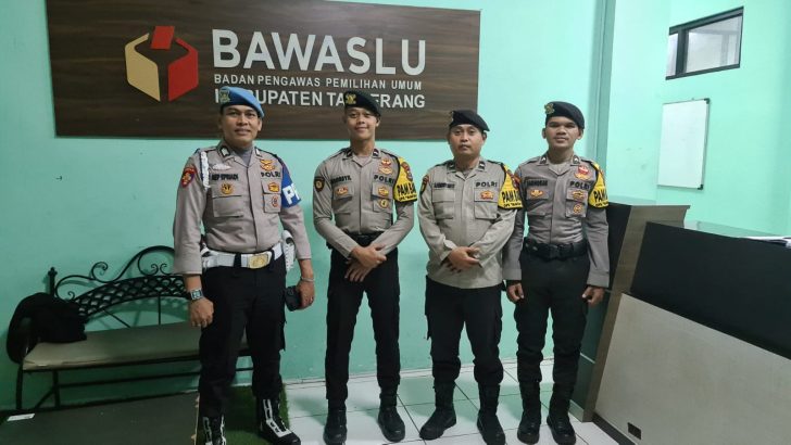 ANGGOTA SIPROPAM MELAKSANAKAN PENGECEKAN PERSONIL PAM KANTOR BAWASLU