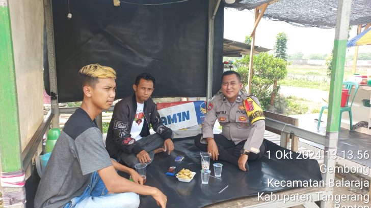 Anggota Bhabinkamtibmas Polsek Balaraja Aipda Guntur Pratama Melakuan Giat Poliran ( Polisi Peduli Pengangguran ) Kepada Warga Desa Gembong