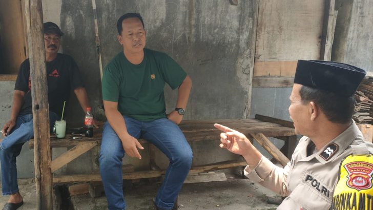 HimKamtibmas kepada Warga Binaan Terkait Pilkada Ciptakan Situasi Aman & DamaiGiat Himbauan Bhabinkamtibmas Aipda Rahmat kepada warga binaan di Desa Kubang Kecamatan Sukamulya