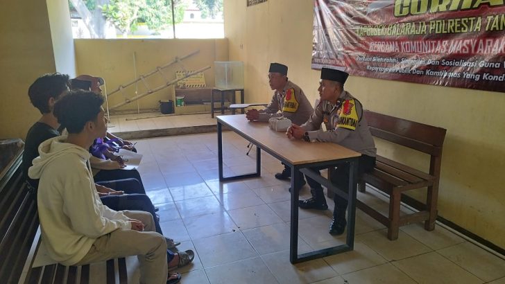 Anggota Bhabinkamtibmas Desa Cangkudu Polsek Balaraja, Giat Jumat Curhat, dalam rangka Silaturahmi dan Tampung Aspirasi & Keluhan Masyarakat