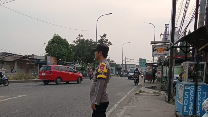 Bhabinkamtibmas turun jalan gatur lalin Di Fly Over Balaraja