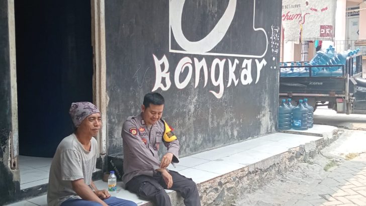 Bhabinkamtibmas Polsek Balaraja Polresta Tangerang giat Sambang warga door to door di Darkum Polsek Balaraja .
