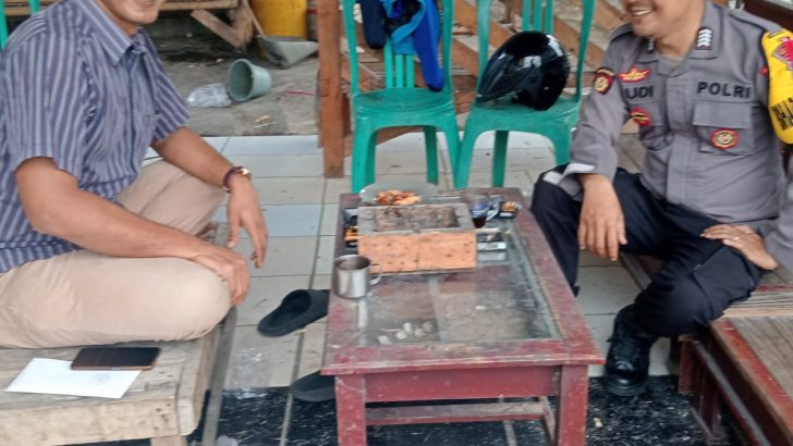Sambangi Kantor Desa talagasari, Bhabinkamtibmas Polsek Balaraja Bripka Yudi Sampaikan Himbauan Kamtibmas Menjelang Pilkada 2024.