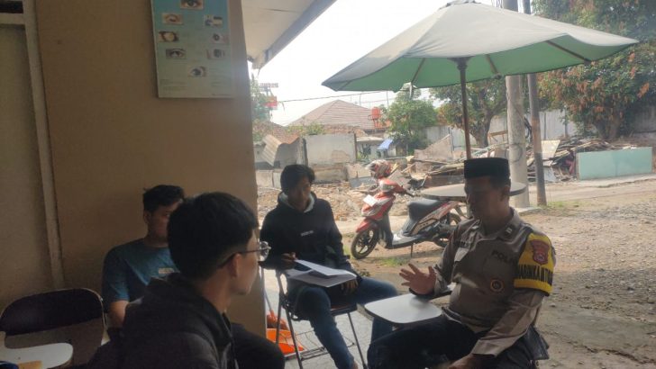 Bhabinkamtibmas Polsek Balaraja Aiptu Dedi H Polresta Tangerang, memberikaan pesan-pesan kamtibmas kepada warga Binaan Desa Parahu