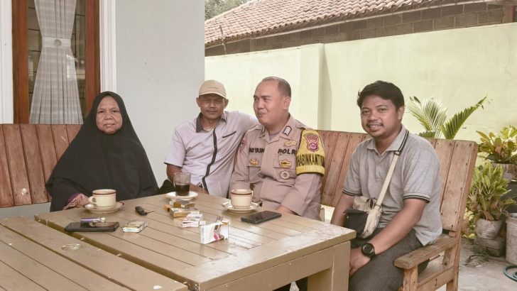 Bhabinkamtibmas Polsek Balaraja Polresta Tangerang, Bripka Yasin memberikaan pesan-pesan kamtibmas kepada warga bunar