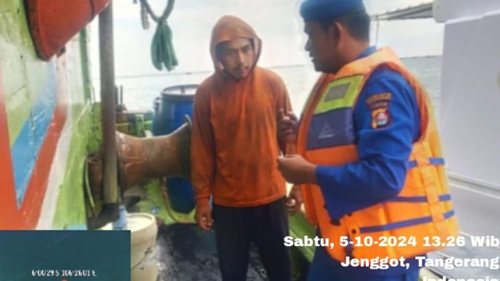 Personel ABK kapal patroli melakukan pemeriksaan kapal nelayan di perairan jenggot