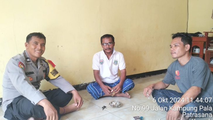 Aiptu Sukarna kunjungi Tokoh Masyarakat di Desa Patrasana guna mempererat Sinergitas dengan para Sesepuh