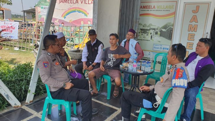 Tokoh Masyarakat di Desa Kabdawati kerap dikunjungi Aipda Arif dan Bripka Dadang guna menjalin Tali Silaturahmi dengan para Sesepuh.