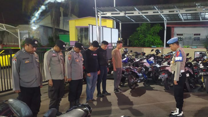 Melanjutkan tugas rutin, Aipda Arif Nur, SH pimpin Apel Malam di halaman Mapolsek Kresek.
