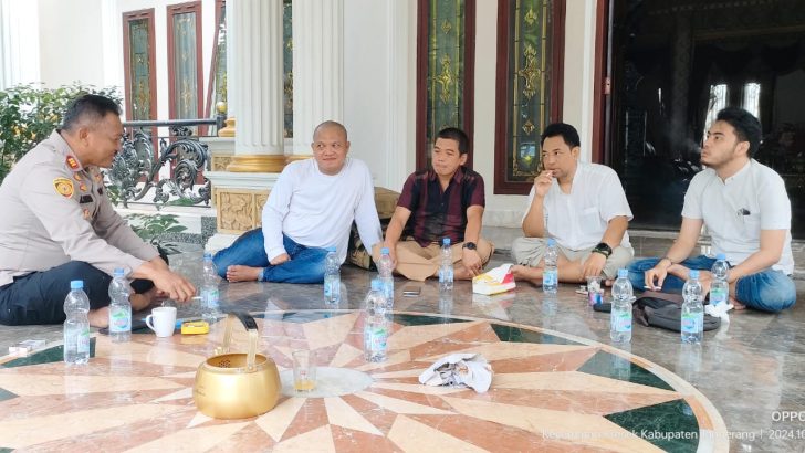 Kapolsek Kresek AKP A. Suryadi lakukan Sambang Tokoh Masyarakat di Desa Patrasana sebagai bentuk kepedulian dan pendekatan diri.