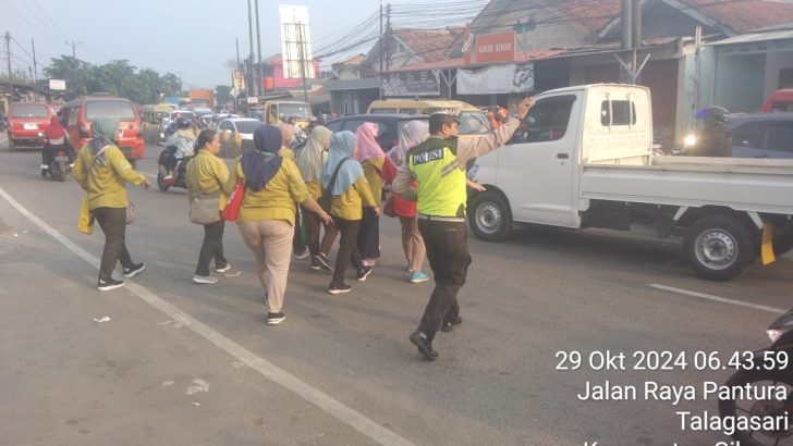 Aiptu Sapudin Bersama Polsek Cikupa Ciptakan Kamseltibcar Lantas di Jalan Raya Serang
