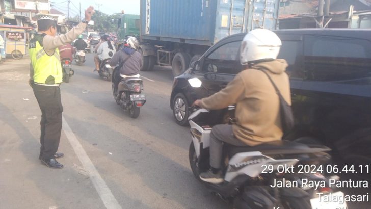 Aiptu Sapudin Kawal Lalu Lintas Pagi di Depan PT. Cingluh, Jalan Raya Serang Lancar