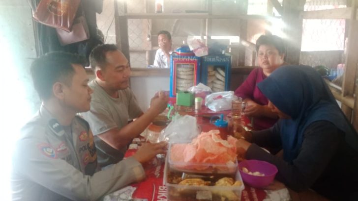 Program Warung Bhabinkamtibmas: Aipda Harry Dengarkan Aspirasi Warga di Desa Budimulya