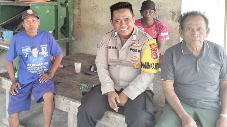 Bripka Dimas Herdi Arvianto lalukan Patroli Sambang, sebagai bentuk upaya pendekatan diri dengan masyarakat di Desa Rancagede