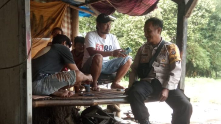 Sambangi Warga Dalam Rangka Program Polisi Peduli Pengangguran Aiptu Faisal berikan Motifasi kepada warga Desa Kemuning