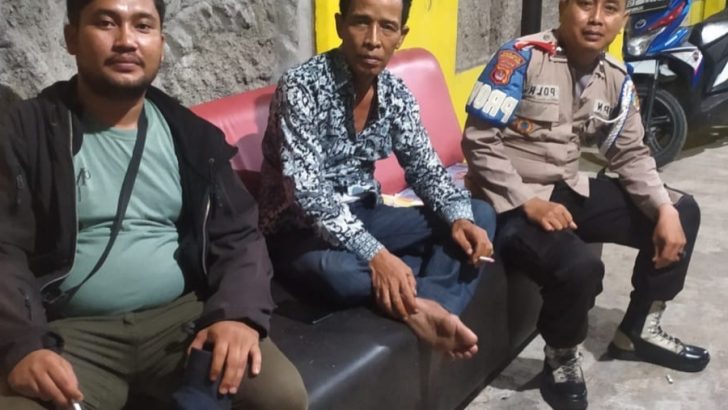 Aipda Arif Nur dan Briptu A. Marbun kunjungi Tokoh Masyarakat di Desa Onyam guna mempererat Sinergitas dengan para Sesepuh