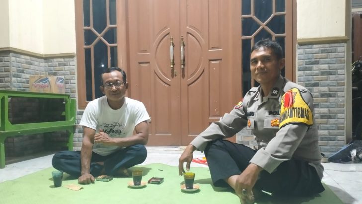 Aiptu Sukarna kunjungi Tokoh Pemuda Desa Tamiang guna menjalin Tali Silaturahmi dengan para pemuda.