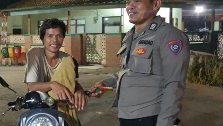 Bripka Dadang selaku Polisi RW sangat semangat kunjungi warga di Desa Patrasana