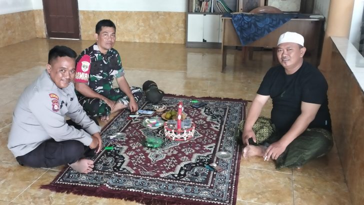 Bripka Dimas Herdian kunjungi warga di Desa dalam rangka menjalin Sinergitas TNI-Polri dengan warga di Desa Sidoko