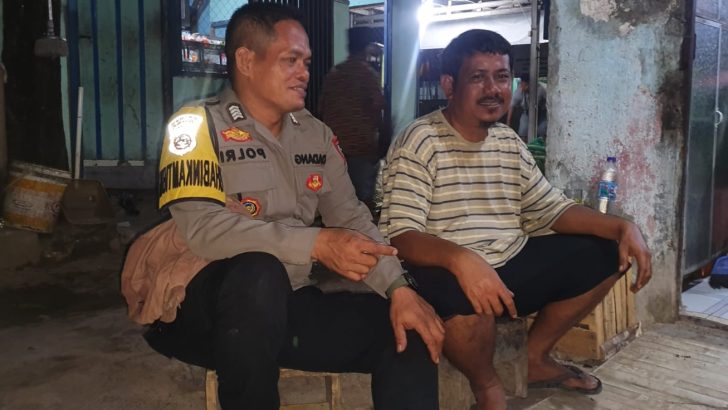 Bripka Dadang Sunandar lakukan giat Patroli Dialogis demi menjaga Harkamtibmas di Desa Kandawati