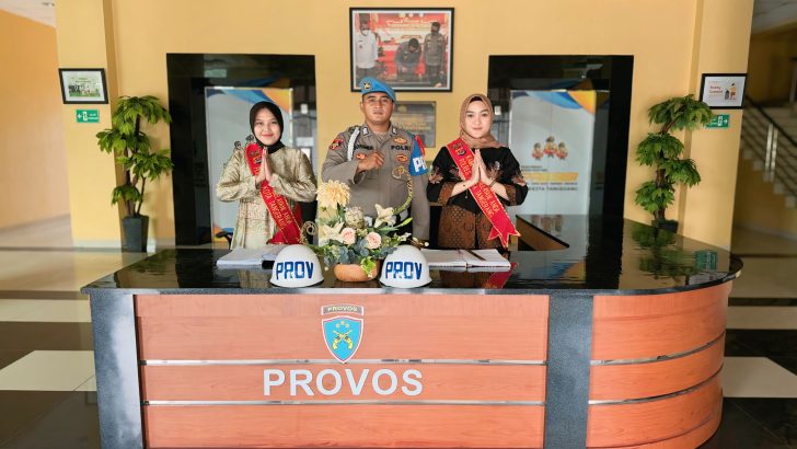briptu desi melaksanakan piket pelayanan lobi