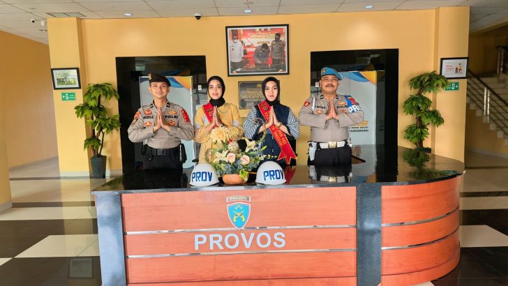 briptu desi melaksanakan piket pelayanan