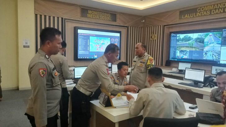 Brigadir Adrian Anggota Siwas Polresta Tangerang Melakukan Pengawasan dan Pengecekan CCTV di Ruang Command Center.