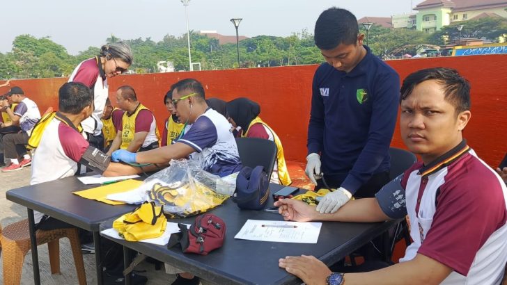 **Cek Tekanan Darah Sebelum Pengambilan Nilai Kesamaptaan Jasmani di Lapangan Alun-Alun Kabupaten Tangerang**