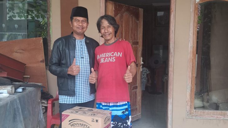 KBO Sat Reskrim Salurkan Bantuan Minyak Goreng di Rumah Makan Gratis Uwais, Kecamatan Balaraja