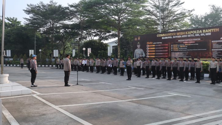 Anggota Sat Reskrim dan Seluruh Anggota Polresta Tangerang Mendengarkan Amanat Kapolresta Tangerang dalam Apel Pagi