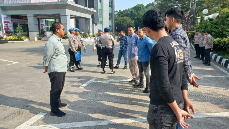 **Anggota Sat Reskrim Melaksanakan Apel Satker di Lapangan Apel Polresta Tangerang**