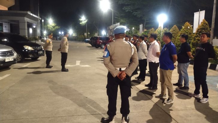 **Upaya Menjaga Kamtibmas Malam Hari, Anggota Piket Sat Reskrim Mengikuti Apel Malam**