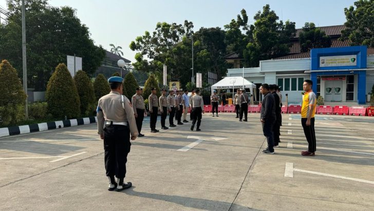 Anggota Sat Reskrim Melaksanakan Serah Terima Piket di Lapangan Apel Polresta Tangerang