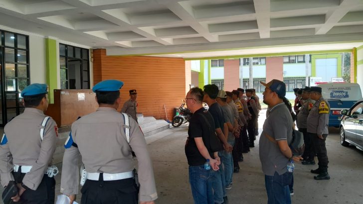 **Anggota Sat Reskrim dan Satfung Polresta Tangerang Ikuti Apel Pengamanan Aksi Unjuk Rasa di Kantor DLHK Kabupaten Tangerang**