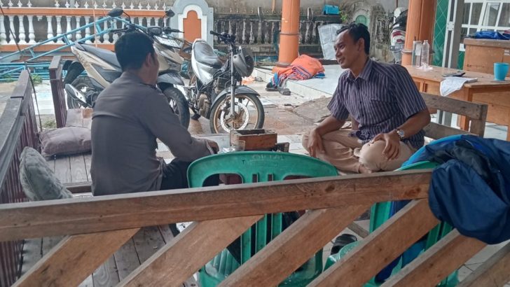 BERBINCANG- BINCANG SANTAI DI WARUNG, BHABINKAMTIBMAS POLSEK BALARAJA DENGAR ASPIRASI WARGA