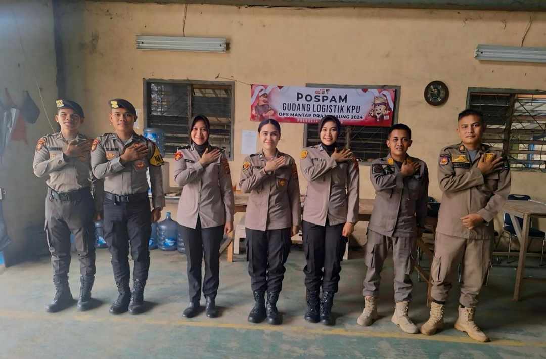 Polwan Sat Reskrim Polresta Tangerang Lakukan Pengamanan Pelipatan Surat Suara Pilkada