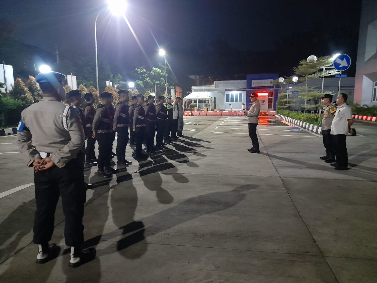 Anggota Sat Reskrim Polresta Tangerang Ikuti Apel Malam untuk Jaga Kamtibmas