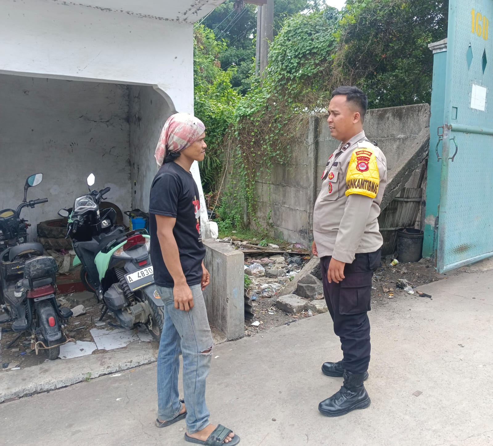 Briptu Rizky Melaksanakan Giat Sambang Sampaikan Pesan-pesan Kamtibmas Warga Masyarakat