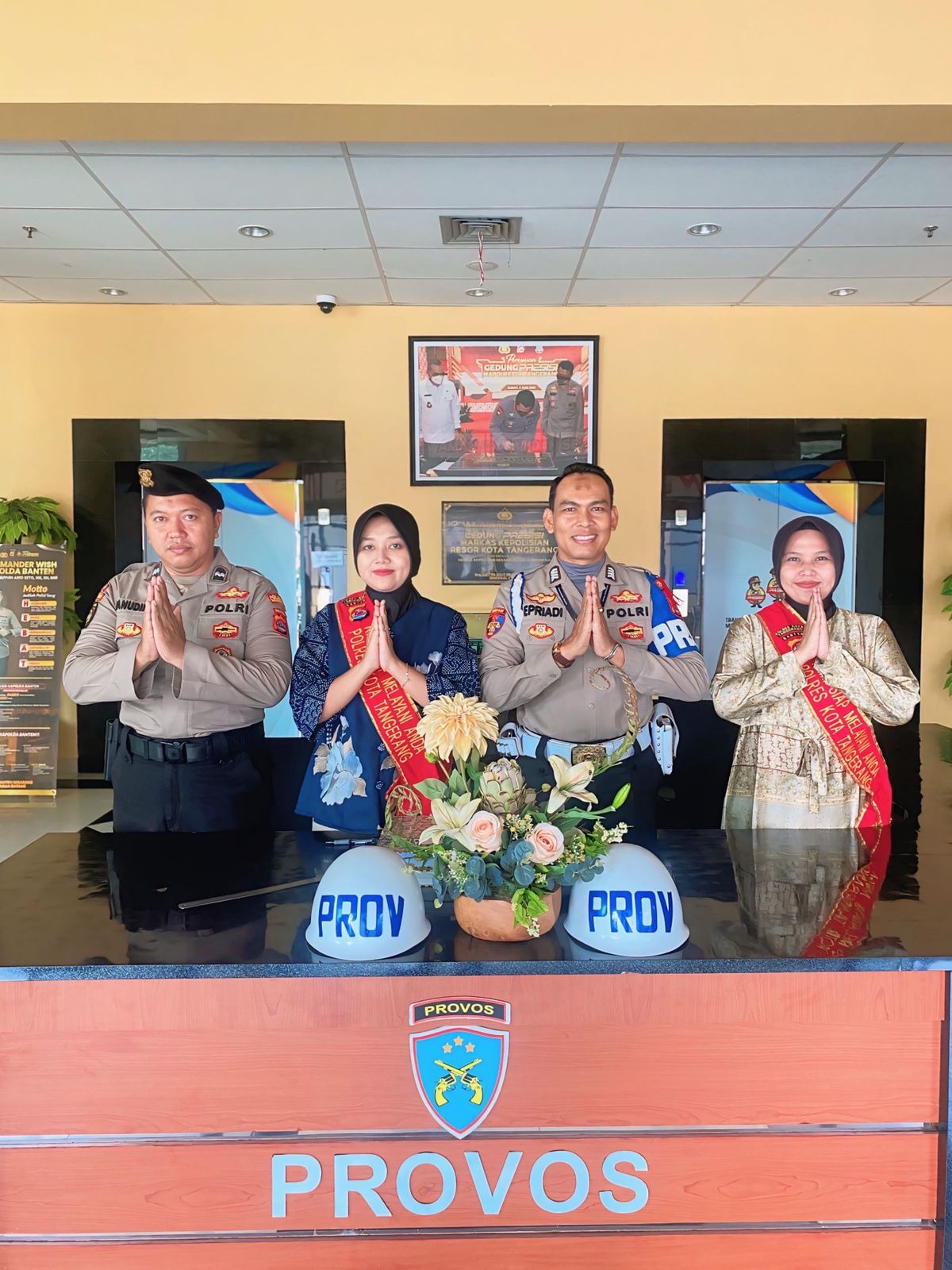 Polwan Sat Reskrim Laksanakan Tugas Piket Lobby di Polresta Tangerang