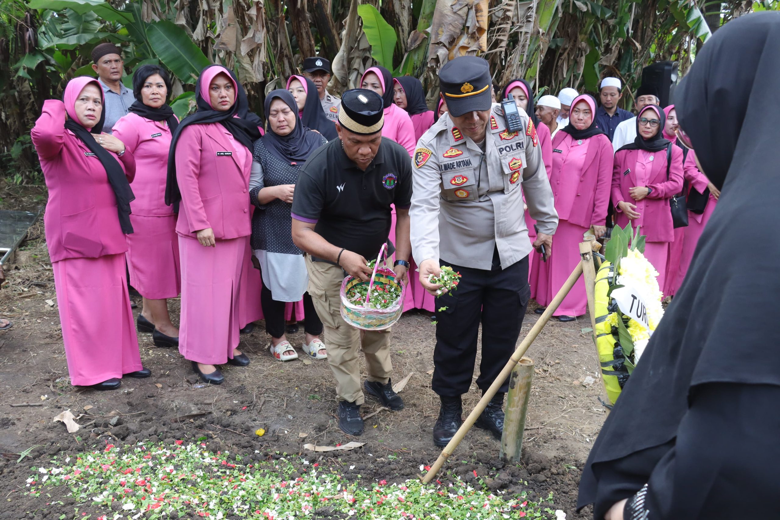 Perwira Sat Reskrim Hadiri Pemakaman Anggota Polresta Tangerang dengan Khidmat