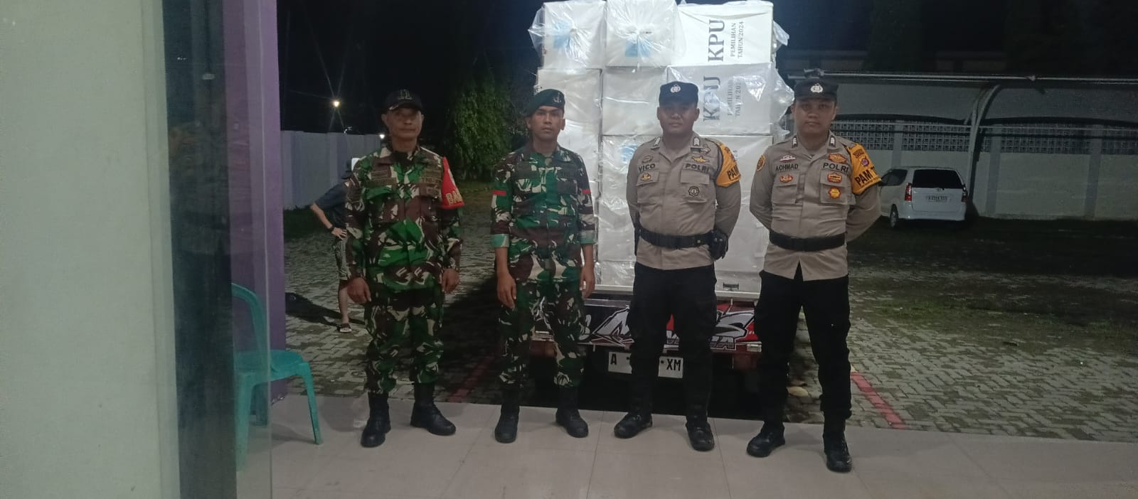 Anggota Sat Reskrim Polresta Tangerang Kawal Kotak Suara dari PPS ke PPK