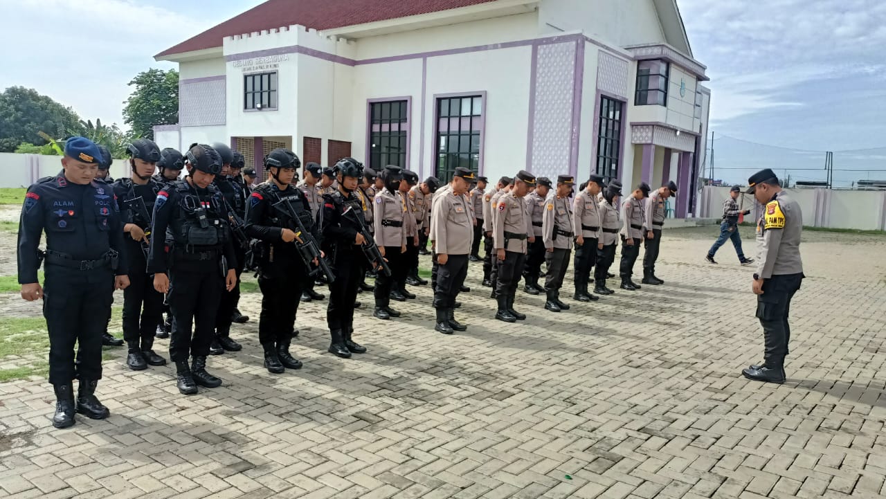 Anggota Sat Reskrim dan Personel Gabungan Ikuti Apel Pengamanan Kotak Suara di PPK Pasar Kemis