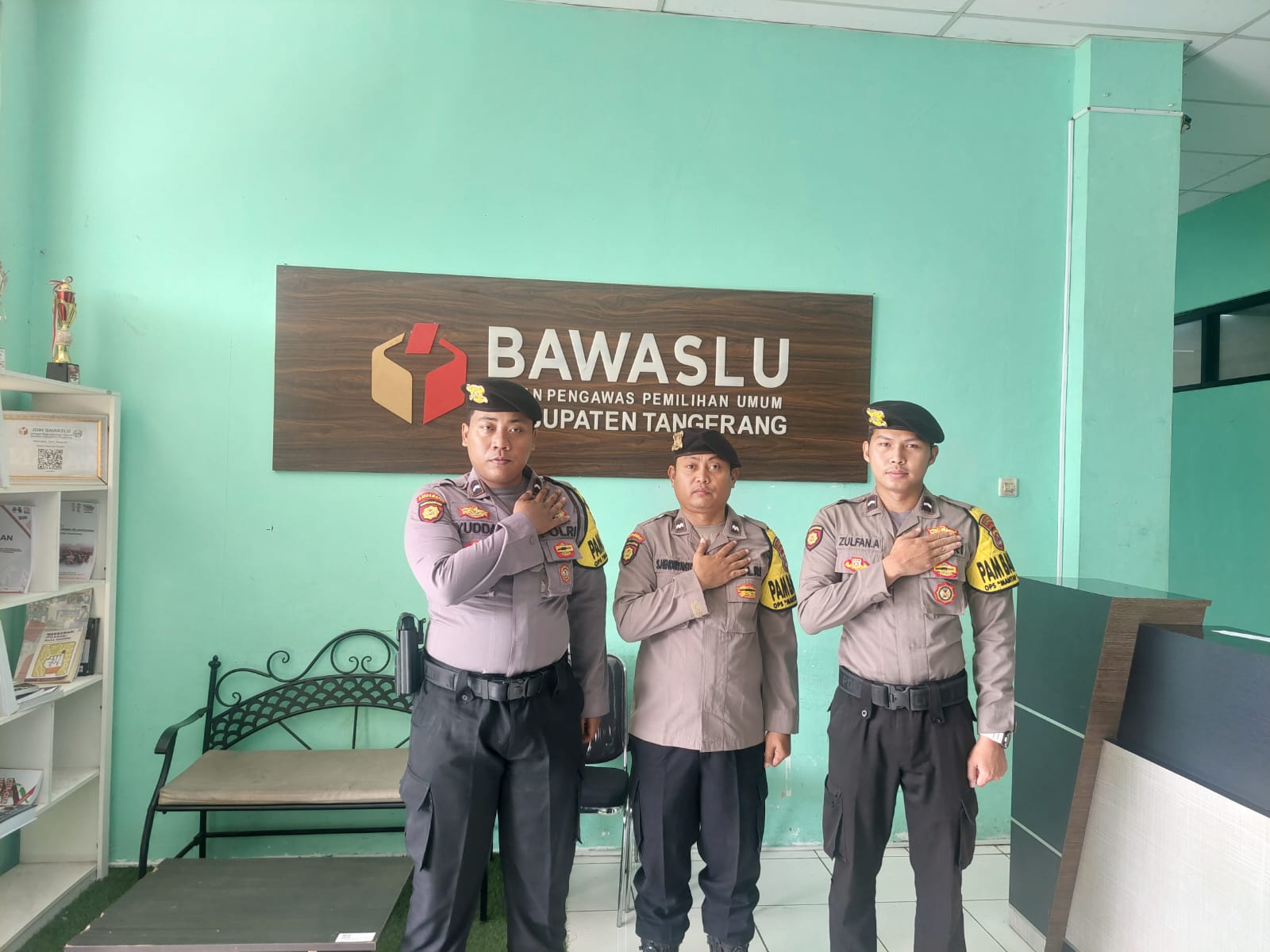 Personil Polresta Tangerang Ditempatkan Dikantor Bawaslu kab Tangerang Dalam Rangka Operasi Mantap Praja