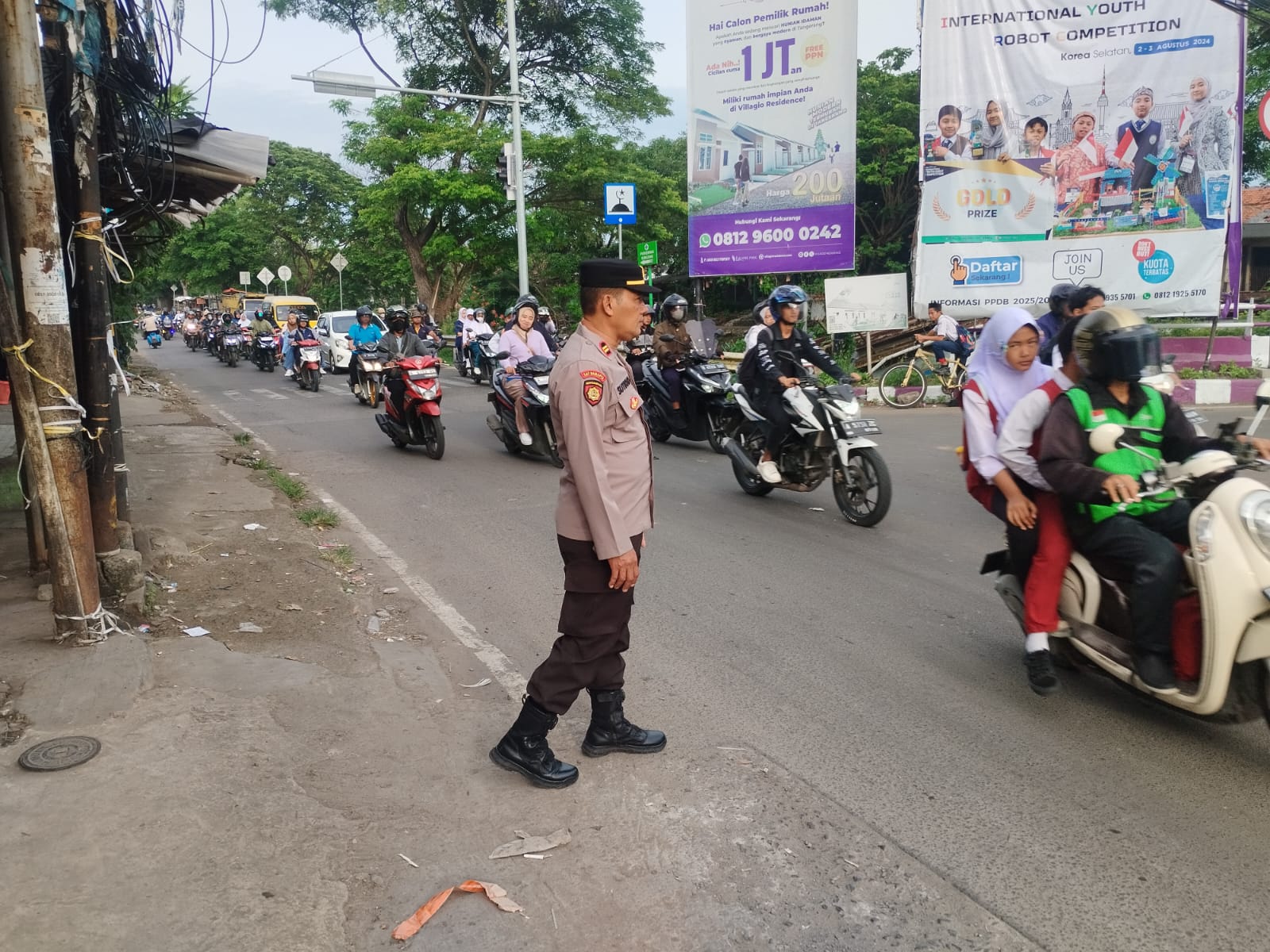 Antisipasi kemacetan, Kanit Samapta Polsek Rajeg melaksanakan pengaturan lalin di TL Kukun.